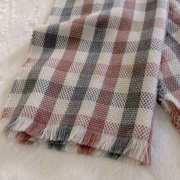 MINISO LIFE || Checked/Plaid Fringe Hem Scarf. - Picture 3 of 6